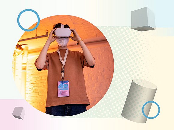Ein Mann trägt ein VR-Headset.
