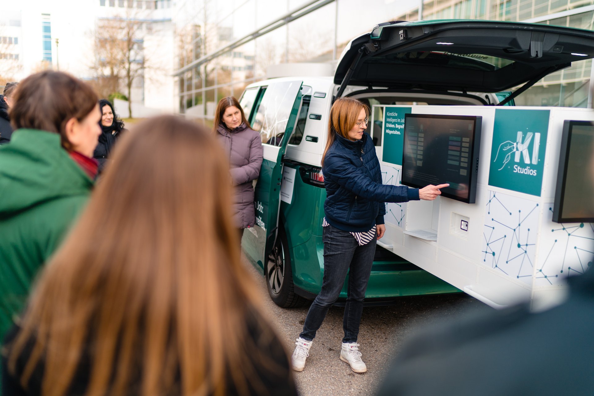 Das KI-Infomobil wird den Publikum mit seinen Demonstratoren vorgestellt.