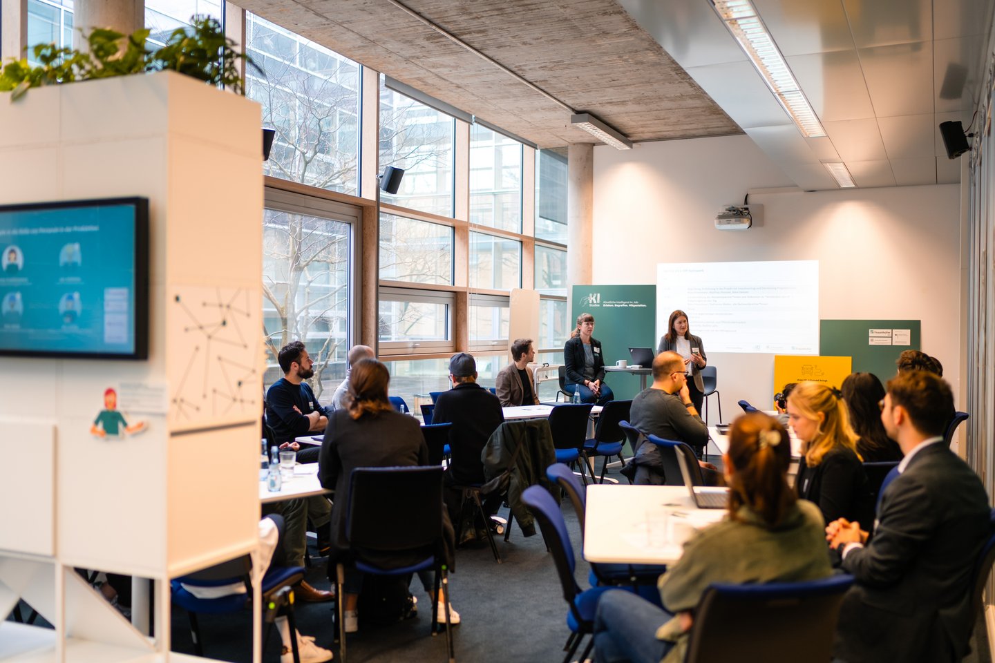 Raum mit Teilnehmer*innen am zweiten Tag der KI-Studio Eröffnung in Stuttgart 