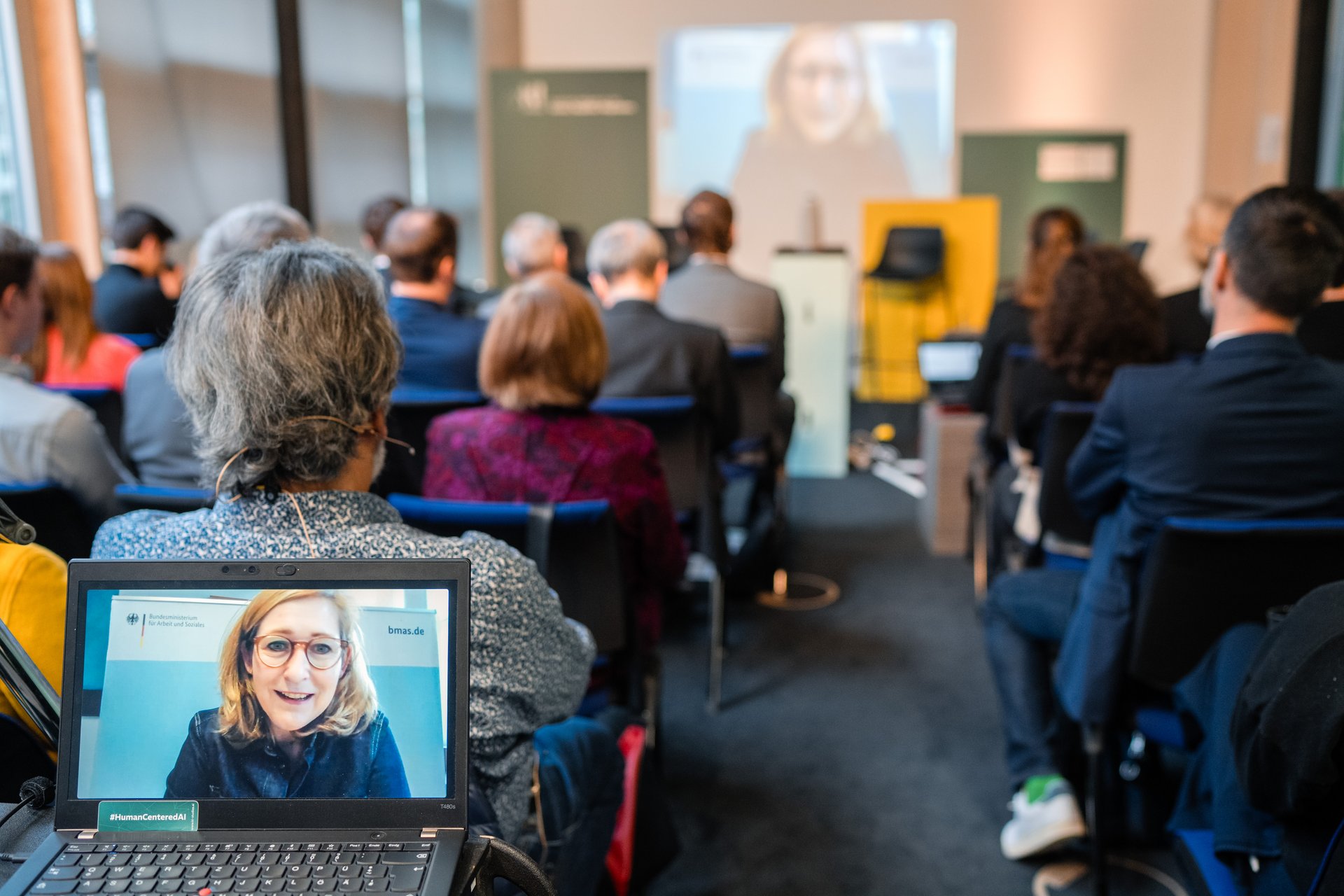 Laptop Bildschirm zeigt wie Lilian Tschan die KI-Studios eröffnet