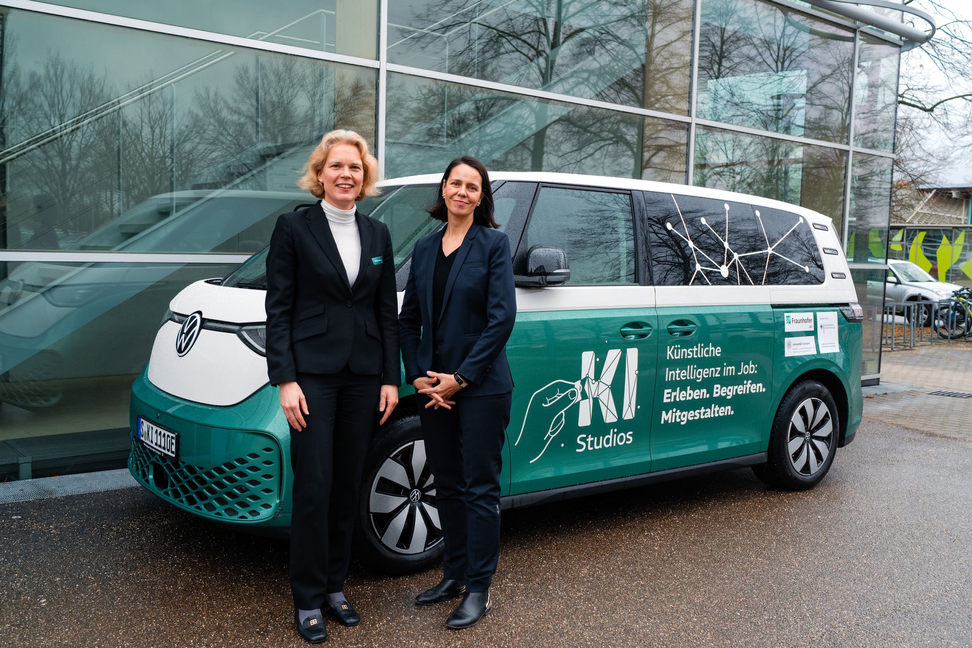  Prof. Dr. Katharina Hölzle und Ana Dujić stehen vor dem KI-Infomobil 